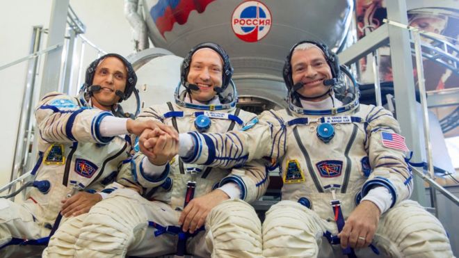 Astronautas estadounidenses y rusos.