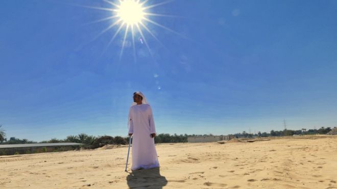 Hombre bajo el sol del desierto en Emiratos Árabes Unidos