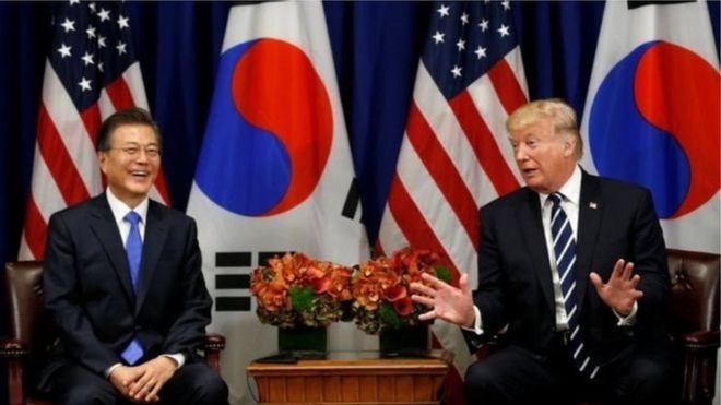 Rais Trump na rais Moon Jae-in(kushoto)