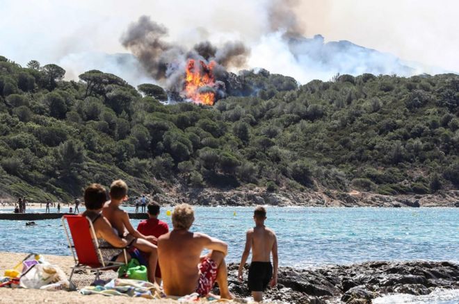 புனித டுரேபஸூக்கு அருகிலுள்ள விடுமுறை சுற்றுலா பகுதியை அச்சுறுத்திய காட்டுத்தீயை பிரெஞ்சு தீயணைப்பு வீரர்கள் கட்டுக்குள் கொண்டு வந்துள்ளனர்.