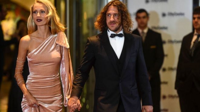 பார்சிலோனியாவின் முன்னாள் கால்பந்து விளையாட்டு வீரர் கார்லெஸ் புயாலும் அவரது மனைவியும்