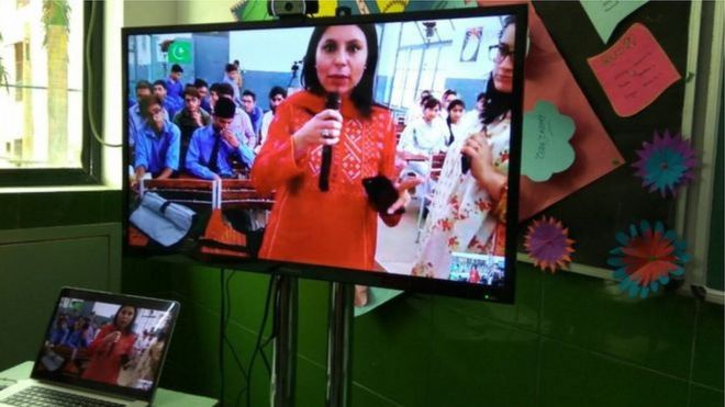 ஸ்கைப் மூலமாக பிபிசி உருது செய்தியாளர் சுமலதா ஜாஃப்ரி பாகிஸ்தான் மாணவர்களிடையே உரையாடுகிறார்