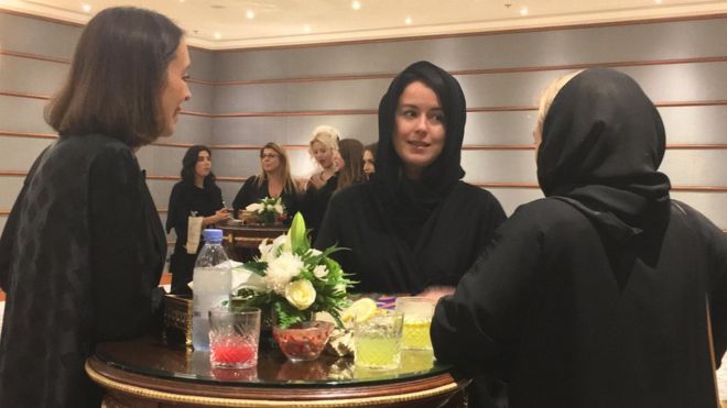 مجموعة من النساء