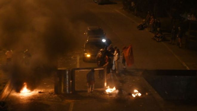 Una calle con barricadas