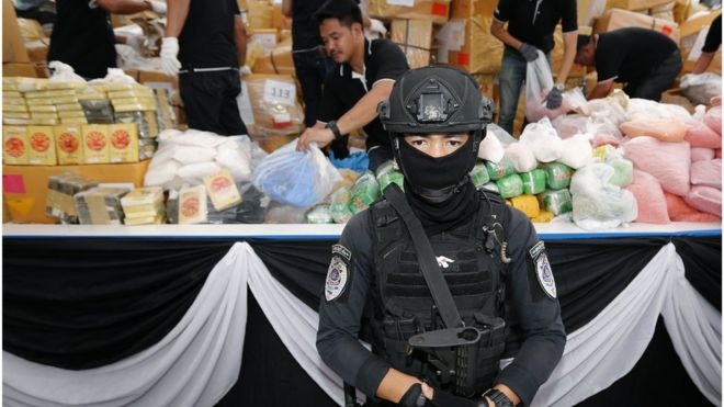 Cảnh sát Thái đứng canh khi các nhân viên chống buôn lậu ma túy chuẩn bị tiêu hủy 9.321kg ma túy bị tịch thu trong lò đốt công suất lớn hôm 26/6/2017.