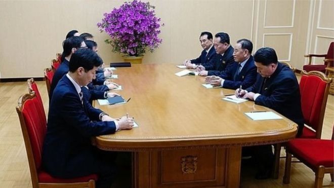 Đoàn Nam Hàn (trái) gặp các quan chức Bắc Hàn (phải), và lãnh đạo Bắc Hàn Kim Jong-un (không có trong hình) sau đó chủ trì một bữa tối.