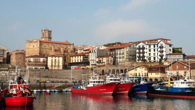 Una escena de botes en Getaria