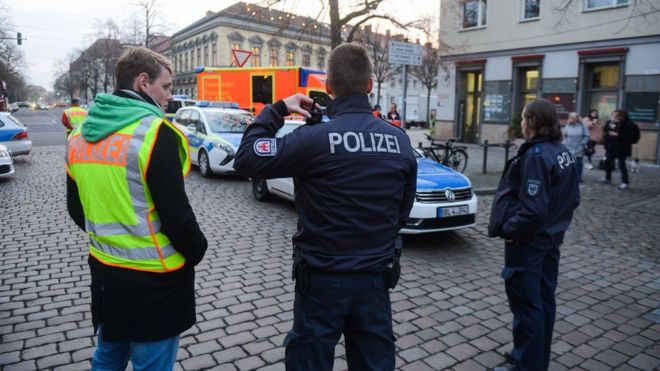 Police officers evacuate the streets around a Christmas market in Potsdam, eastern Germany, on December 1, 2017