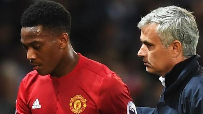 Anthony Martial kushoto na mkufunzi Jose Mourinho