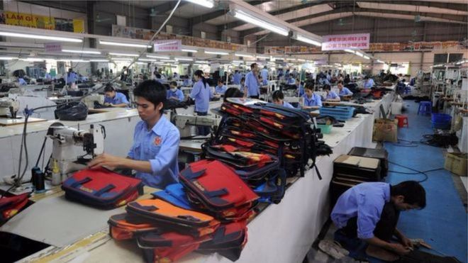 Các ngành truyền thống như may mặc và giầy dép đang được thay thế bằng hàng điện tử