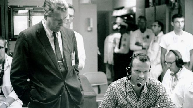 நாசாவின் ஏவுகணை வடிவமைப்பாளர் வெம்ஹெர் வோன் பிரவுன் (இடது) மற்றும் மெர்குரி 7 விண்வெளி வீரர் கோர்டன் கூப்பர் (வலது)