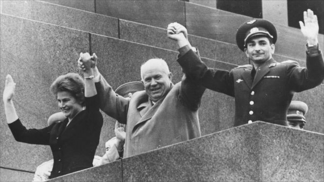 சோவியத் பிரதமர் நிக்கிட்டா குருசேவ் (நடுவில்) விண்வெளிக்கு சென்ற முதல் பெண்மணியான வலன்சியா டெரிஷக்கேஃபா (இடது) மற்றும் அதிக நேரம் விண்வெளியில் தங்கியிருந்து வரலாற்று பதிவை உருவாக்கிய வலெரி பைகேஃப்ஸ்கையுடன் (வலது)