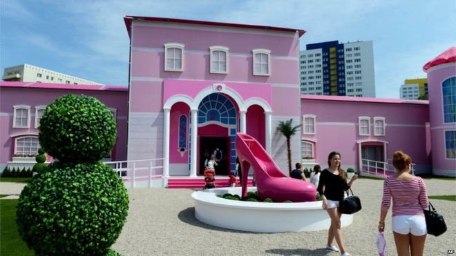 In pictures: Berlin Barbie doll house attracts fans and foes - BBC ... - Visitors stand in front of the Berlin Barbie Dreamhouse Experience, 16 May  2013