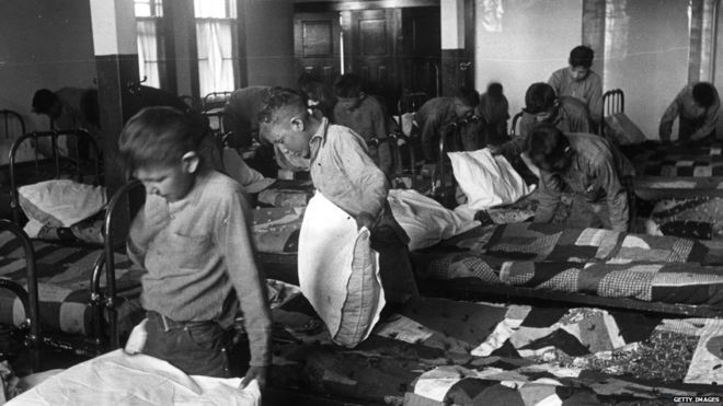 Niños aborígenes en un internado en Canadá en 1950.