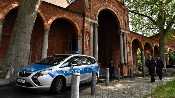 İbn Rushd-Goethe Camii önünde polis arabası
