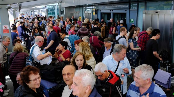 Abiria waliachwa wamekwama nje wa uwanja wa Heathrow