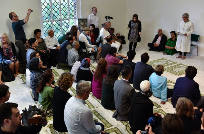 İbn Rushd-Goethe Camii'nde namaz kılanlar