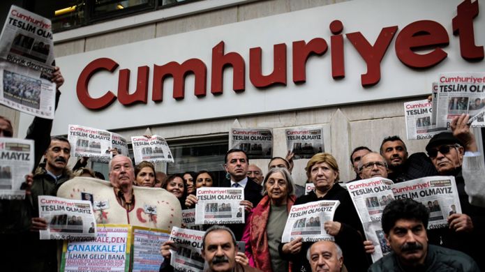 Cumhuriyet gazetesi önünde 1 Kasım 2016'da düzenlenen bir protesto gösterisi
