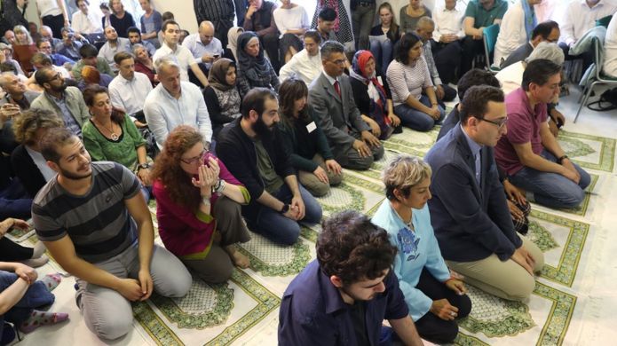 İbn Rushd-Goethe Camii'nde namaz kılanlar