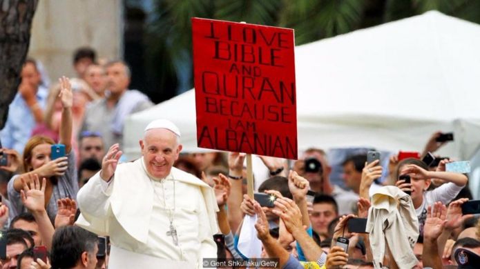 Hồi 2014, Giáo hoàng Francis đã khen ngợi Abania về sự khoan dung tôn giáo ở nước này