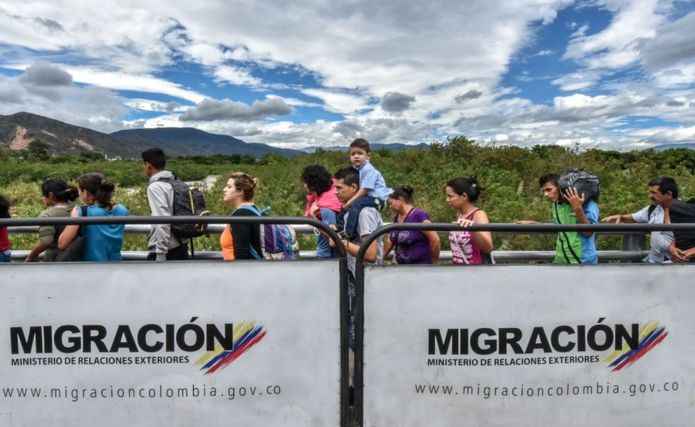 Gente cruza el Puente Internacional Simón Bolívar.