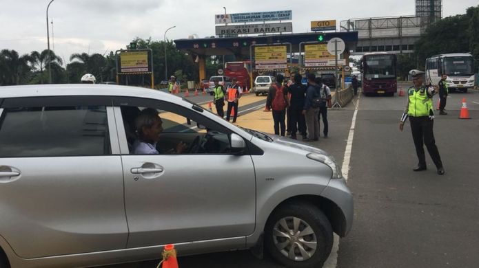 Sebagian masyarakat belum tahu pemberlakuan aturan ganjil dan genap di pintu tol Bekasi