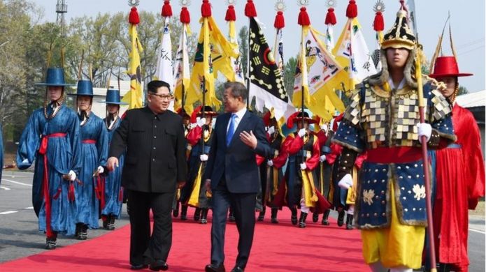 Kim Jong-un e Moon Jae-in caminham e conversam