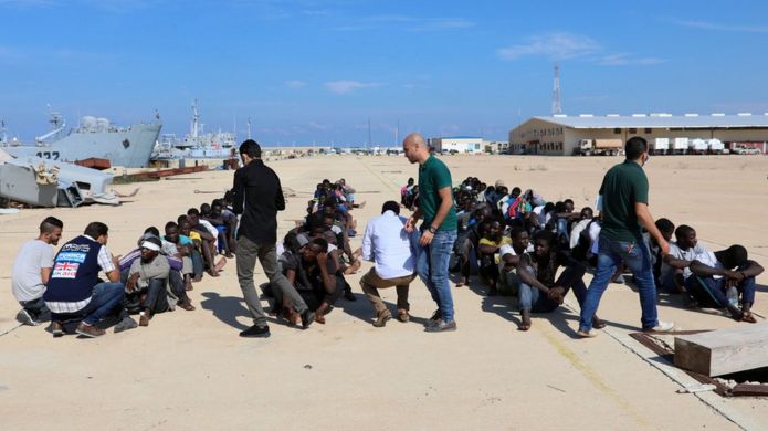 Migrantes en una base naval de Trípoli, Libia, después de ser rescatados por la guardia costera.