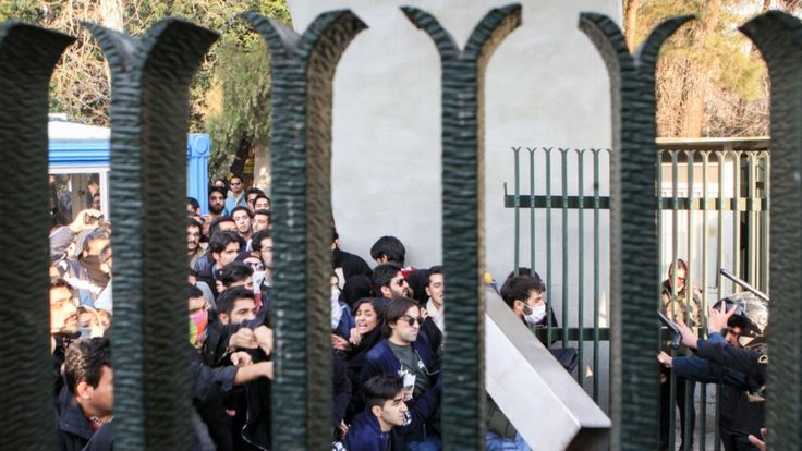 درگیری دانشجویان دانشگاه تهران و نیروهای امنیتی در ناآرامی‌های اخیر