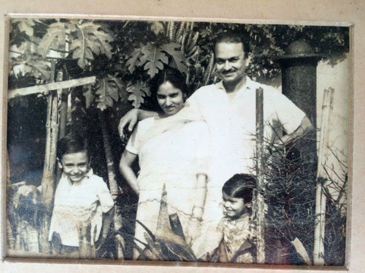 Мать и отец Гиты Панди со старшими детьми
