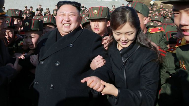Kim Jong-un y su esposa, rodeados de jóvenes soldados