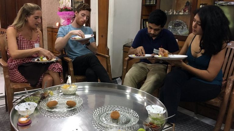 Aile evinde misafirler restorana gelir
