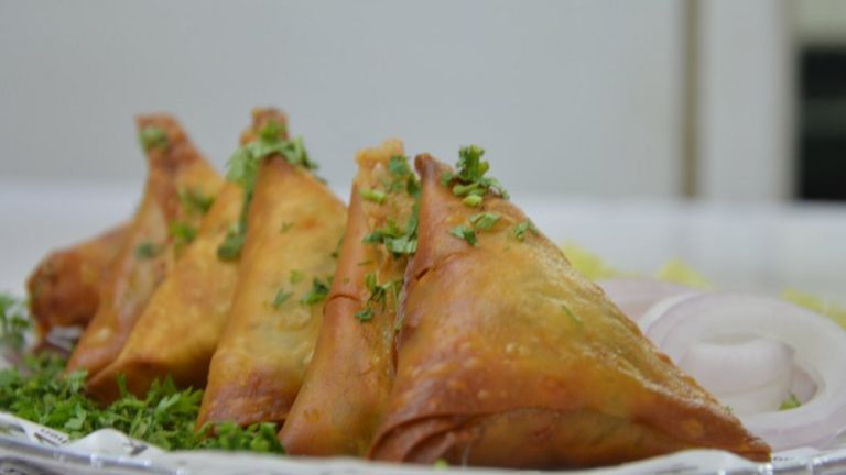 Samosas, tütsülenmiş kuzu kıyma, kişniş, soğan ve limon ile dolmuştur.