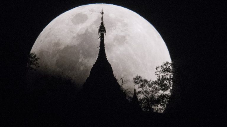 Siêu trăng đang lên ở mái chùa tại Kumal, cách cố đô Mandalay của Burma 105km, hôm 31/1/2018.