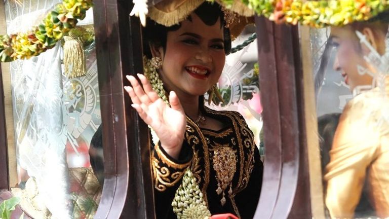 Kahiyang Ayu is the only daughter of Indonesia's President Joko Widodo. Her lavish wedding is being held according to Javanese traditions and has the entire country glued to TV screens. Image: BBC/Fajar Sodiq