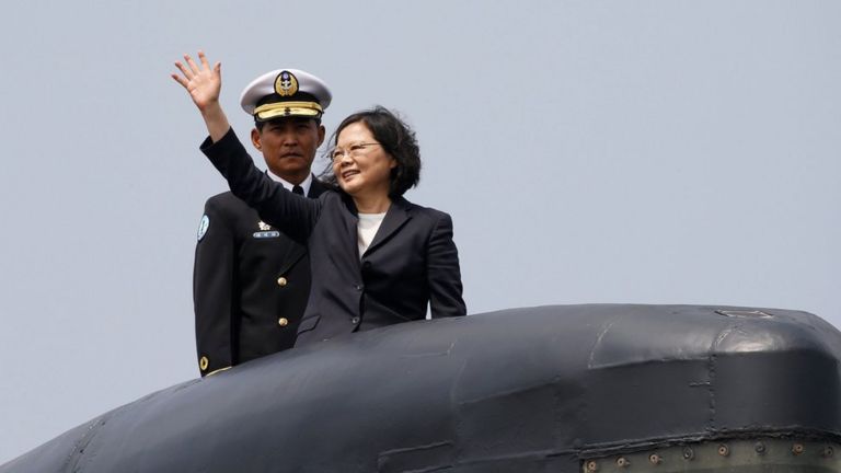 Tổng thống Đài Loan, bà Thái Anh Văn, đi thăm hạm đội tàu ngầm của hòn đảo này hồi tháng Ba