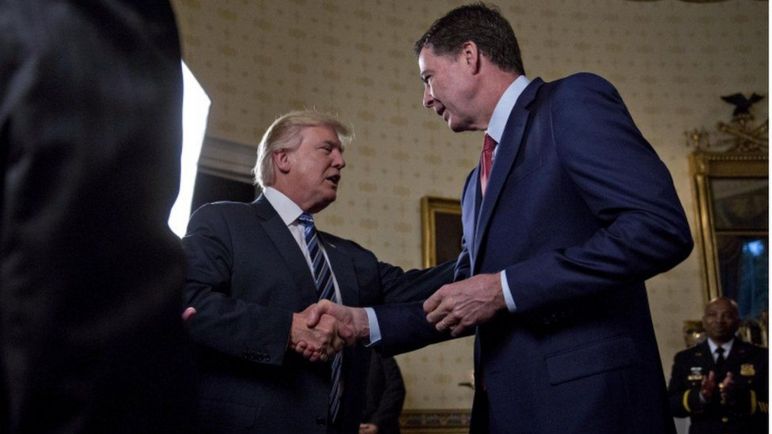 Rais Trump na james Comey wa shirika la FBI wakisalimiana katika mkutano wa awali