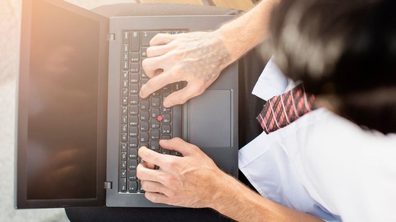 Un joven con una laptop