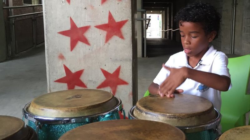 Uno de los niños de la escuela de percusión.