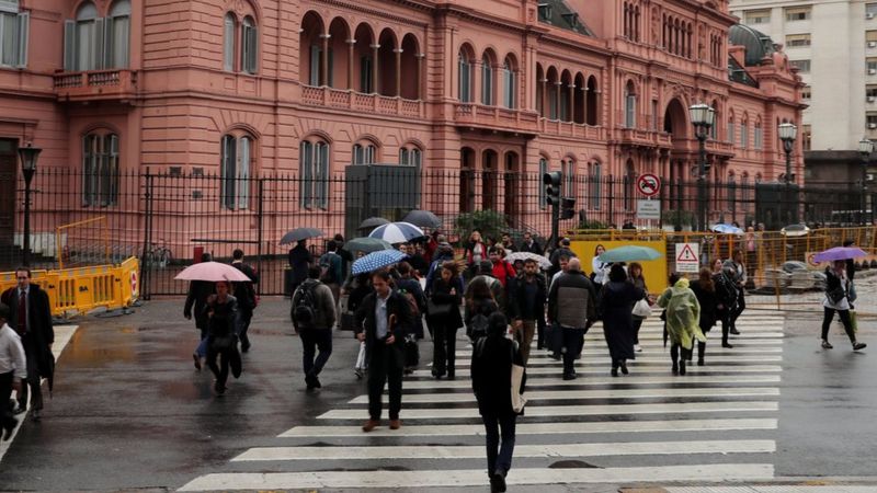 Peatones frente a la Casa Rosada de Argentina