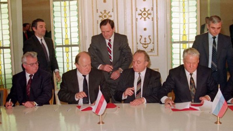 Kravchuk and Shushkevich (seated left), with Yeltsin (right)