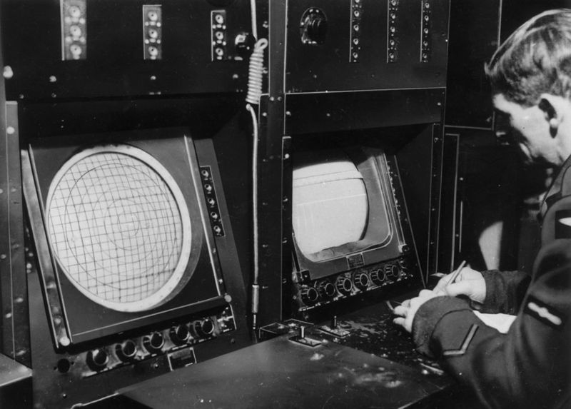 Um operador de radar da RAF em 1945