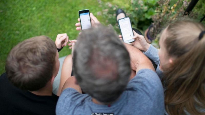 Một số nghiên cứu nói rằng việc sử dụng điện thoại di động nhiều làm ảnh hưởng tới chất lượng chuyện trò trực tiếp giữa mọi người với nhau