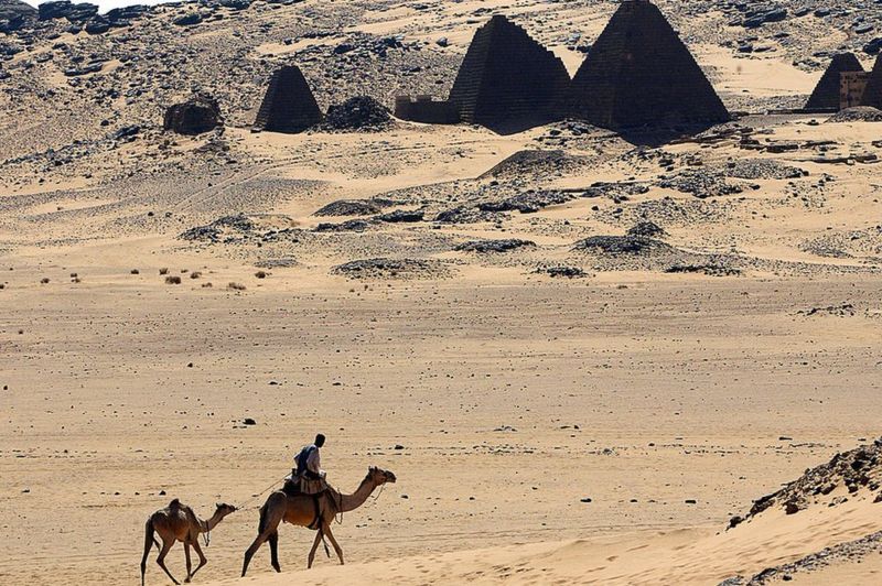 Genel bir görüntü, 27 Ocak 2006'da Sudan'ın başkenti Hartum'un 300 km kuzeyinde, Meroe arkeolojik alanını göstermektedir
