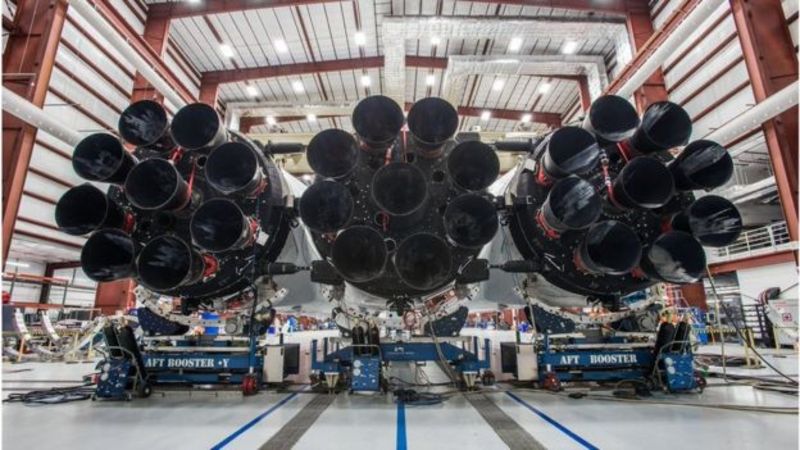 Parte posterior de los tres cohetes que integran el gigantesco cohete Falcon Heavy