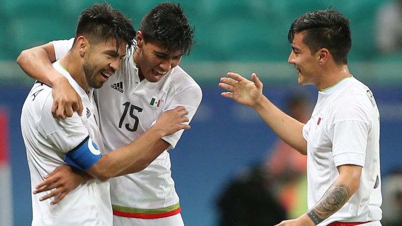 Jugadores de México celebran un tanto