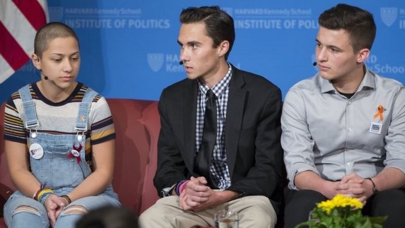 Emma González, David Hogg (centro) y Cameron Kasky son algunos de los principales voceros del movimiento "Never Again" tras el tiroteo en Parkland.