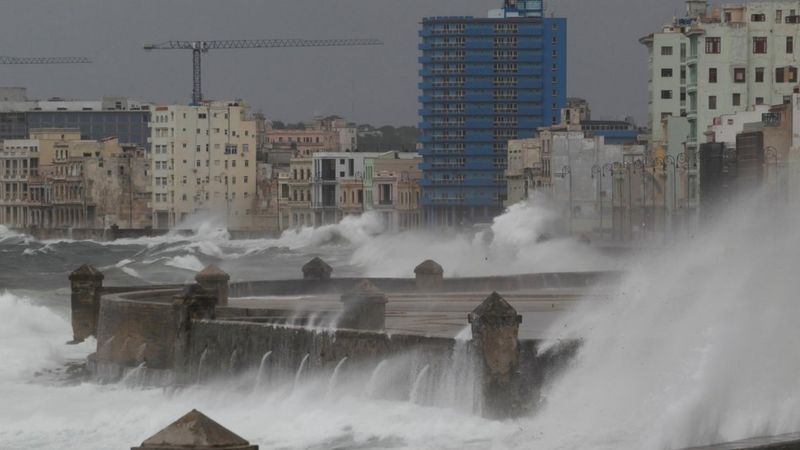 Olas golpean el Malecón de La Habana.