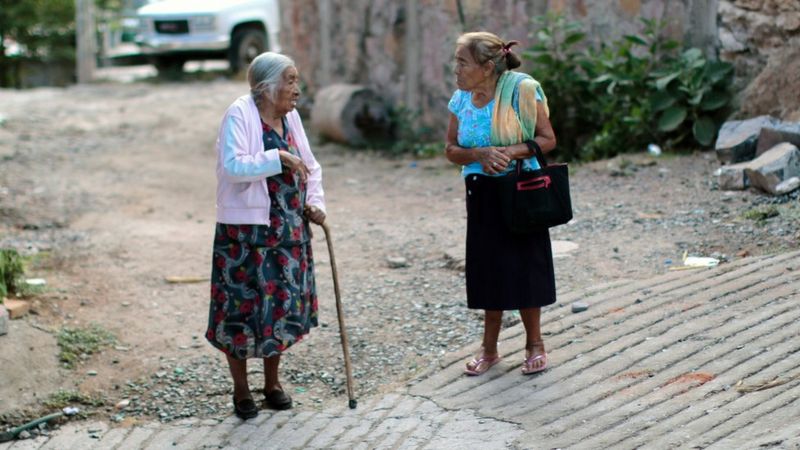 Dos mujeres mexicanas hablando