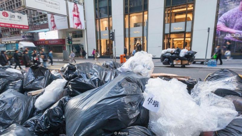 Cư dân Hồng Kông có thể sớm phải trả một khoản phí nhỏ cho mỗi túi rác mà họ thải đi.
